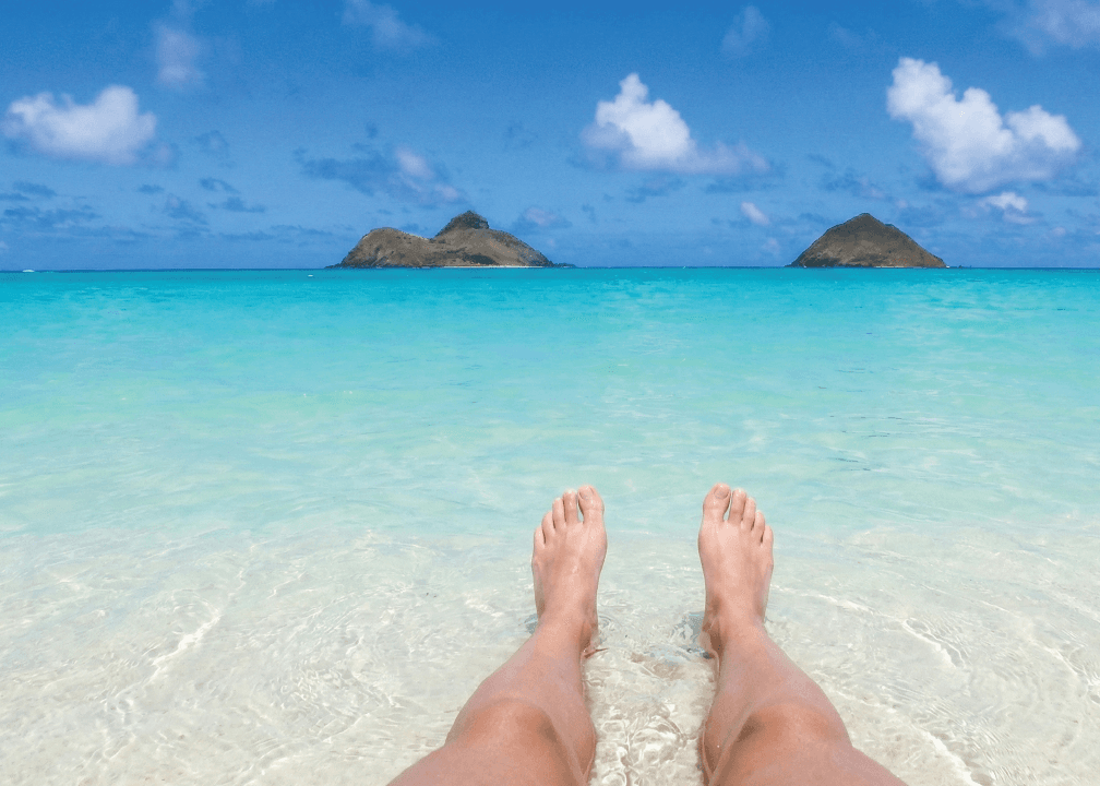 Travelers enjoying a beautiful Hawaiʻi beach